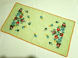 Matyó mintával hímzett terítő, futó zöld alapon 67 x 36 cm