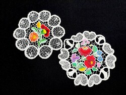 2 db Kalocsai mintával hímzett riselt terítő 17-18 cm