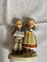 Tündéri régi, ritka Hummel kisfiú kislány páros élénk színekkel.