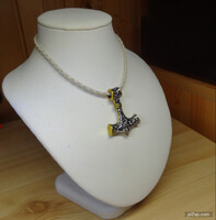 NEMES ACÉL MEDÁLOS NYAKLÁNC  FONOTT PU BŐRREL.