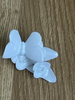 Tündéri fehér Herendi lepke virágokon.