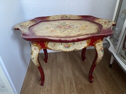 Álomszép régi kézzel festett faragott fa asztal tálcával a tetején.