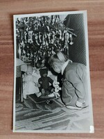 Régi lap, Karácsony, karácsonyfa, kislány a fa alatt, játék mackó, játék baba, dátum: 1962
