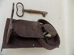 Láda zárszerkezet (nagyméretű patkózár) 18-19. század. Működik.