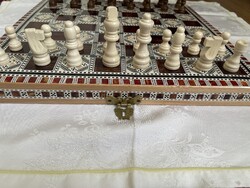 NAGY  gyöngyház, kagyló csont intarziás fa sakk készlet faragott fa bábokkal.