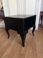 Masszív erős kis asztal fém lábakkal polccal, nagyon jól használható.