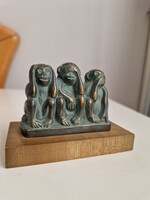 Három bölcs majom rézből, fa talpon, mérete 9x4,5x6,5cm