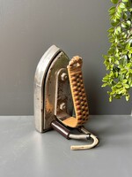 Antik, vintage, valaha elektromos utazó vasaló rattan fogantyúval