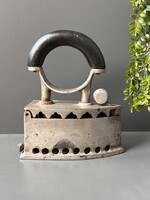 Antik, nagy méretű, öntött vas faszenes vasaló, jellegzetes fa fogantyúval.