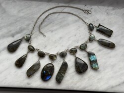 Gyönyörű sok színben szikrázó labradorit pávakő köves ezüst nyakék.