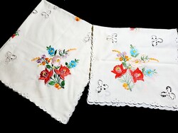 Kalocsai mintával hímzett és riselt terítő garnitúra 95 x 91 és 77 x 42 cm