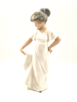 Lladro Nao kislány fehér ruhában 22.5cm