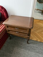 Éjjeliszekrény 2 fiókos neobarokk stílbútor fém fogantyús kisasztal