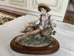 Antik részlet gazdag, nagy, szépen festett Capodimonte porcelán fiú almákkal.