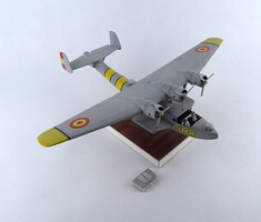 1Z569 Dornier Do 24 hidroplán - 1:72-es repülőgép makett fa talapzaton