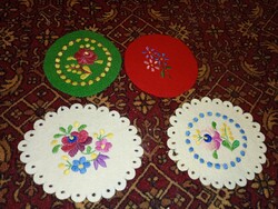 Kalocsai hímzéssel díszített filc alátétek.