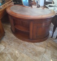 Elegáns megjelenésű vese alakú íróasztal bőr borítással