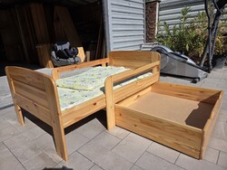 Eladó egy állítható hosszúságú (leesésgátlós) tömör fenyő gyerekágy , ÁGYNEMÜTARTÓVAL.