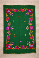 Kézzel hímzett, kalocsai mintás terítő, asztalközép