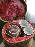 Régi kínai tea táska porcelán tea kiöntővel és két csészével