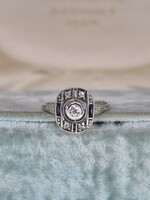 Art deco fehérarany gyűrű brillel, szintetikus zafírral és kis gyémántokkal