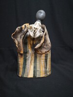 DT/562 – Vertel Andrea – Suttogó - figurális kerámia (34,5 cm)
