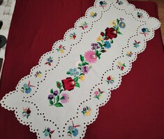 Kalocsai hímzett futó