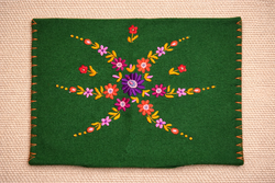 Régi, kézzel hímzett párnahuzat, kalocsai jellegű motívumokkal