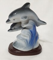 Fa talpon álló porcelán delfinek