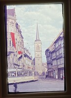 Diapozitív Erfurt óvárosából, villamossal és ünnepi zászlókkal.