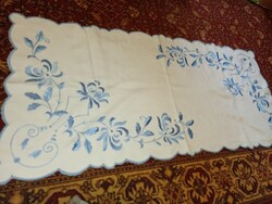 Kézzel hímzett asztali futó vagy terítő.83 cm X 38 cm