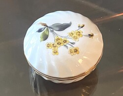 SÁRGA VIRÁGOS, KEREK FEDELES HERENDI PORCELÁN ÉKSZERTARTÓ, FESTETT, JELZETT DÍSZTÁRGY 6.5 X 4 CM