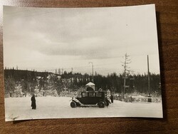 1930 körüli Ford Model A jellegű limuzin – havas hegyvidéki fotó.