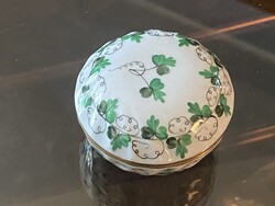 ZÖLD PETREZSELYEM, KEREK FEDELES HERENDI PORCELÁN ÉKSZERTARTÓ, FESTETT, JELZETT DÍSZTÁRGY 6.5 X 4 CM