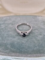 Fehérarany gyűrű kék zafírral és brillekkel