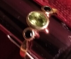 14 karátos női arany gyűrű természetes perodit és ónix kövekkel