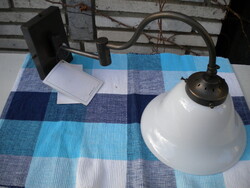 Bronz színű lengőkaros falikar tejüveg búrával