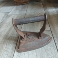 Pompás antik öntött vas rárakós vasaló II. (13,5x12x9,3 cm)