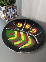 Modern absztrakt kerámia dísztál – kézzel festett hatás (27 cm)