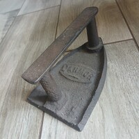Érdekes antik öntött vas rárakós vasaló (16,5x9,7x7,9 cm)