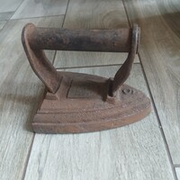 Pompás antik öntött vas rárakós vasaló III. (14,5x11,2x9,8 cm)