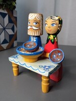 Vintage kézzel festett fa dísz – Népi pár asztalkánál
