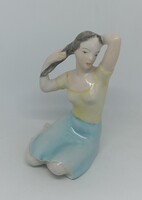 Hollóházi porcelán haját igazító nő!