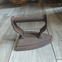 Pompás antik öntött vas rárakós vasaló V. (14,3x11,3x10,8 cm)