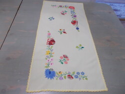 Nagyon szép sárga anyagra himzett kalocsai teritő, futó