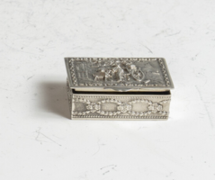 Ezüst szelence falusi jelenettel