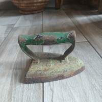 Patinás antik rárakós vasaló (14,5x10,5x10,2 cm)