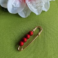 Kitűző, bross BRO266B - Piros gyöngyös melltű 10x40mm