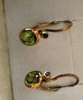 14 karátos női arany fülbevaló természetes perodit és ónix kövekkel