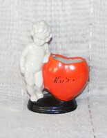 Puttó porcelán figura szívvel